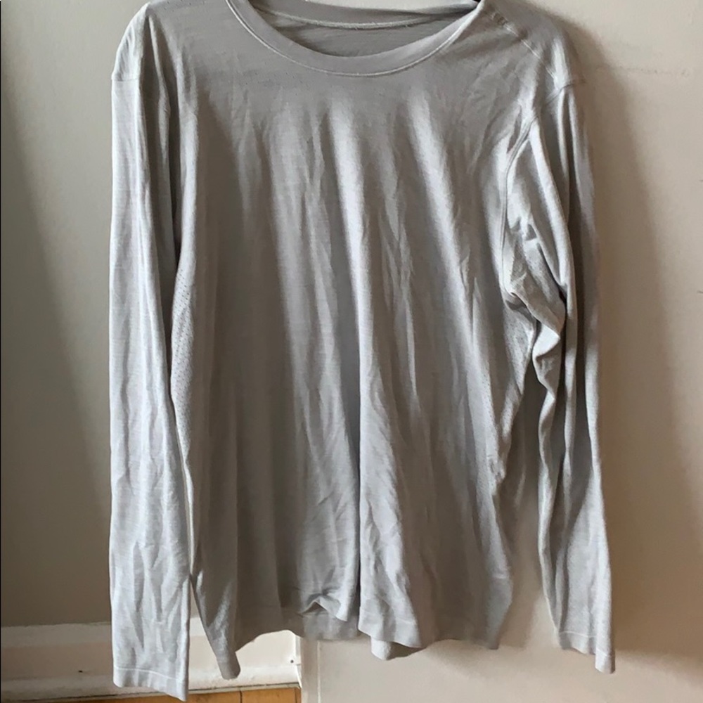 men’s lululemon long sleeve workout top, size M